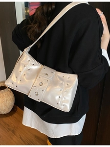 Sac bandoulière blanc perlé avec rivets industriels et œillets sur cuir brillant