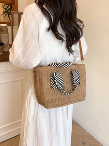 Grand sac cabas en paille tressée avec foulard rayé et bandoulière pour vacances d'été
