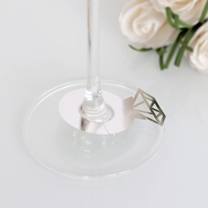 Primer plano de un marcador de copas plateado con diseño de diamante hueco en metal