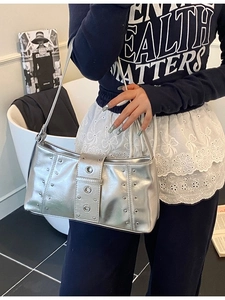 Sac à bandoulière argenté avec rivets, fini miroir et bandoulière réglable