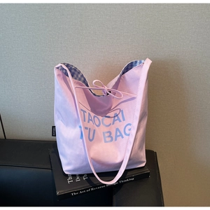 Détail du sac cabas en toile montrant la doublure vichy et le ruban de fermeture