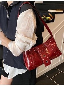 Sac bandoulière en cuir verni rouge avec clous argentés et design carré à la mode