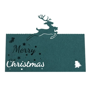 Detail der dunkelgrünen Weihnachtskarte mit Rentier-Ausschnitt und Merry Christmas