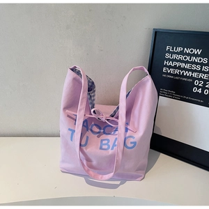 Détail du sac cabas en toile lavande avec lettrage bleu et doublure à carreaux