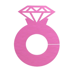 Vista detallada de tarjetas de mesa rosas con forma de diamante y diseño hueco para copas