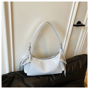 Vue détaillée du sac à bandoulière en cuir verni bleu clair avec de longues franges sur le côté