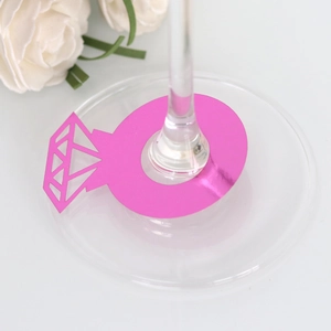 Primer plano del marcador de copa rosa con forma de anillo de diamante para bodas