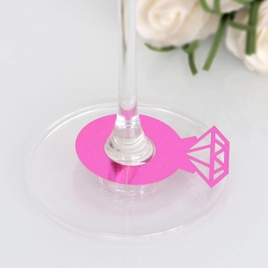 Primer plano de marcador de copa con anillo de diamante rosa para boda elegante