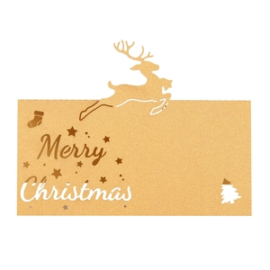 Detailaufnahme der goldenen Glitzer-Weihnachtskarte mit Rentier und Tannenbaum-Motiv