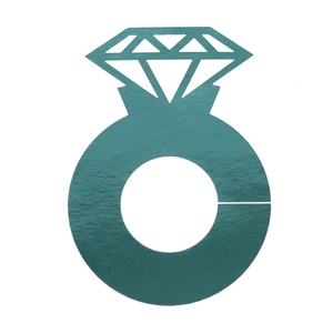 Detalle de tarjeta de mesa anillo diamante verde con corte para copas de eventos