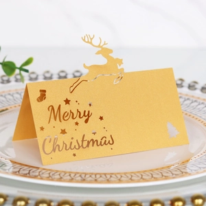 Detaillierte lasergeschnittene goldene Rentier-Weihnachtstischkarte auf einem eleganten Teller