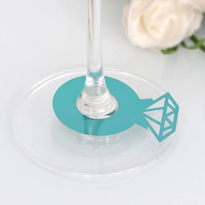 Detalle de tarjeta de mesa con forma de diamante verde azulado para bodas y cenas