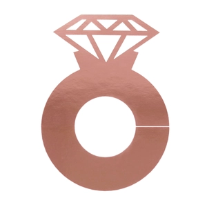 Detalle de tarjetas de mesa con forma de anillo de diamantes en oro rosa y papel metálico
