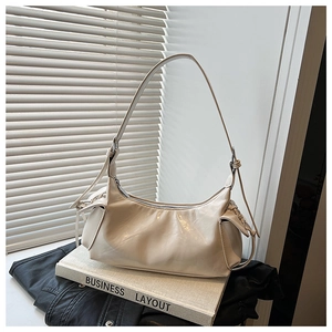 Sac sous le bras chic en cuir crème avec détails plissés et nœuds sur les côtés