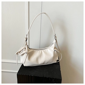 Détail du sac sous le bras blanc crème brillant avec lacets tissés sur le côté