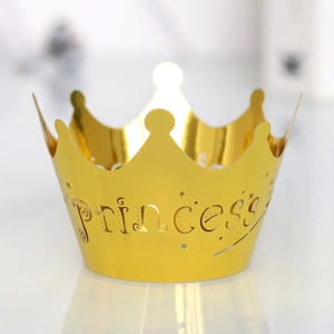 Dettaglio dell'involucro per cupcake principessa oro specchio con corona traforata