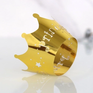 Dettaglio di pirottino per cupcake oro specchio con scritta Prince e stelle per feste