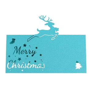 Blaue Weihnachtskarte aus Kraftpapier mit Rentier-Ausschnitt und Merry Christmas Text