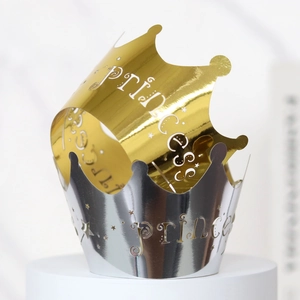 Dettaglio di pirottini per cupcake a corona oro e argento con scritta Princess party