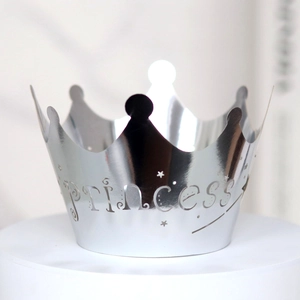 Vista dettagliata del pirottino a corona d'argento con design traforato princess