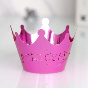 Dettaglio corona rosa lucida per feste con intaglio princess e motivi a stella