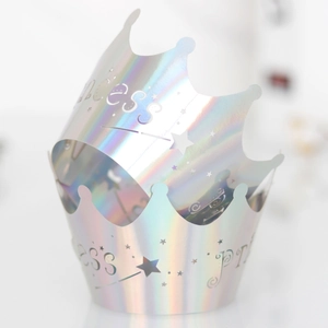 Dettaglio dei pirottini per cupcake a corona Princess con effetto laser arcobaleno