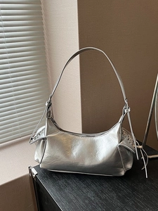 Sac sous le bras croissant argenté métallisé avec détails de cordon sur bois noir