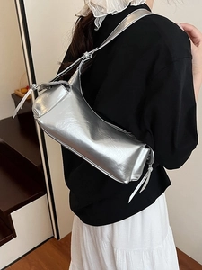 Sac à épaule hobo argenté métallisé avec bandoulière nouée et design cylindre