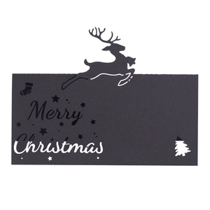 Detaillierte schwarze Weihnachtskarte mit Rentier-Ausschnitt und festlichen Motiven