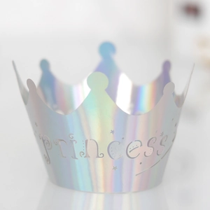 Dettaglio decorazione a corona iridescente con scritta princess per cupcake