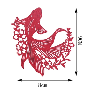 Detail showing red fish-shaped paper glass cards with 8cm and 9cm size dimensions