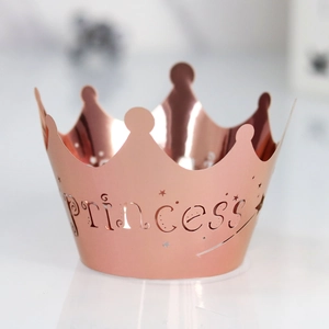 Dettaglio del pirottino per cupcake a corona da principessa oro rosa con stelle intagliate