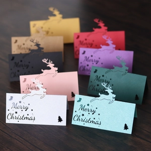 Makroaufnahme bunter lasergeschnittener Rentier-Weihnachtskarten mit Merry Christmas Druck