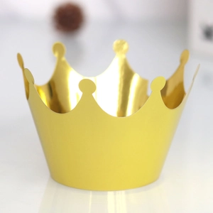 Gros plan de la couronne miroir dorée pour cupcake avec bords festonnés décoratifs