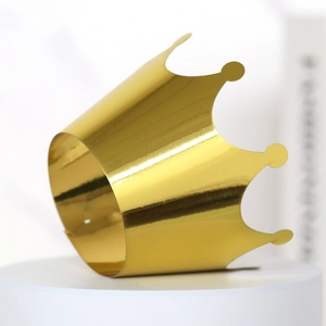 Vue détaillée du contour de cupcake couronne dorée effet miroir sur un socle
