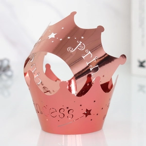 Dettaglio del pirottino per cupcake oro rosa a specchio con intaglio Princess