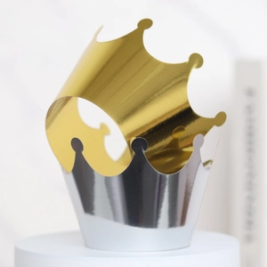 Détail de caissettes à cupcakes en forme de couronne dorée et argentée à effet miroir