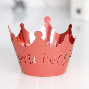 Dettaglio dell'involucro per cupcake corona da principessa oro rosa con stelle al laser