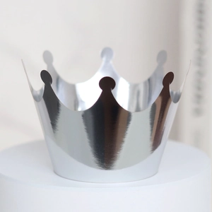 Détail de la couronne argentée miroir pour fête d'anniversaire et décoration de gâteaux