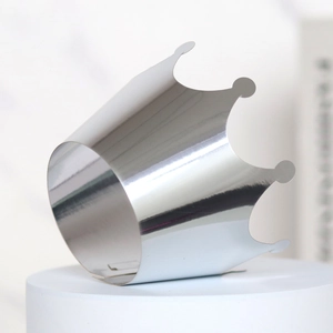 Gros plan d'un contour de cupcake couronne miroir argenté sur un présentoir blanc