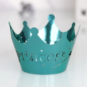 Dettaglio decorazione torta a corona da principessa color ottanio metallizzato con stelle