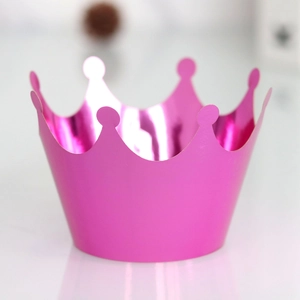 Gros plan sur un contour de cupcake couronne rose métallique avec décor effet miroir