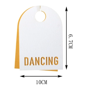Détail du marque-place découpé 'DANCING' avec base dorée et dimensions de 10x6,7cm