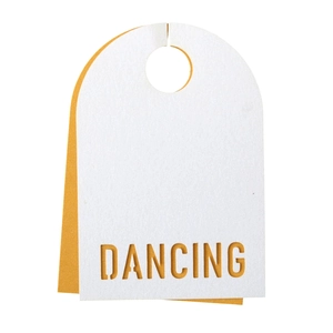 Détail d'une carte en papier blanc et orange avec motif découpé élégant Dancing