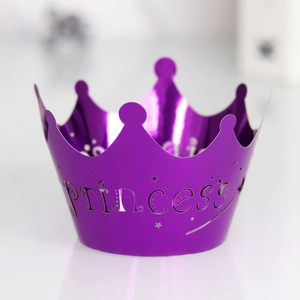 Dettaglio corona principessa viola tagliata al laser per decorazione cupcake