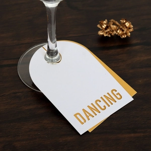 Détail du marque-place 'DANCING' découpé au laser avec design double couche or et blanc