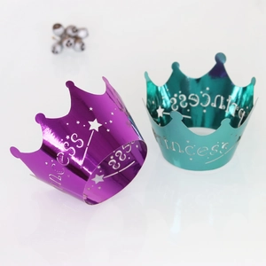 Dettaglio di corone da principessa lucide viola e turchese per decorare cupcake