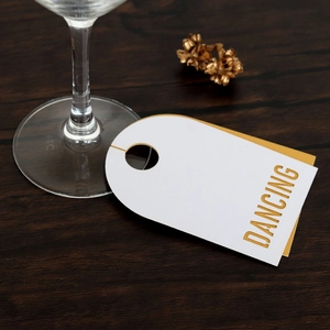 Détail de marque-places Dancing découpés au laser avec touches dorées pour verres à vin