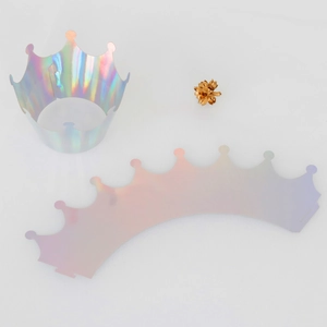 Détail macro de couronnes de fête en papier laser holographique avec reflet arc-en-ciel