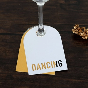 Détail de la carte de verre découpée au laser DANCING en blanc et jaune pour fêtes